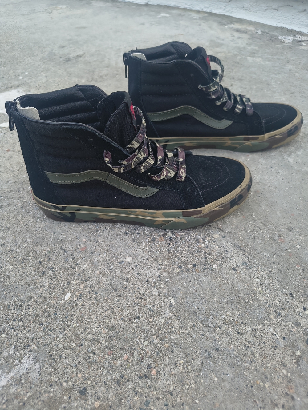 Vans Sk8-Hi Zip Camo Sidewall high-top sneakers. Size 3. Excellent Condition